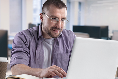 2 Une homme avec une chemise regarde sur son ordinateur le DSN et ses conditions