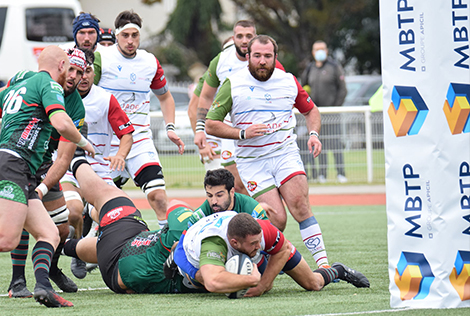 2 Ph2 Photographie du stade métropolitain avec des joueurs de rugby en pleine mêlée aux pied des poteaux recouvert de protection de la MBTPotographie du stade métropolitain avec des joueurs de rudgby en pleine mêlée aux pied des poteaux recouvert de protection de la MBTP