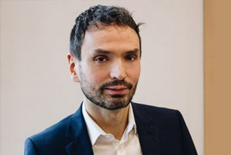 Guillaume Lacour, directeur de MBTP depuis 2021 en photographie portrait sur fond beige