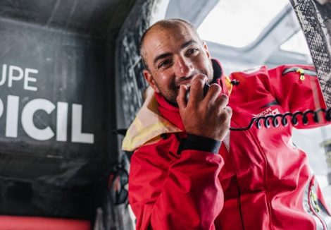 Damien Seguin dans son bateau parlant avec sa radio avec d'autres personnes