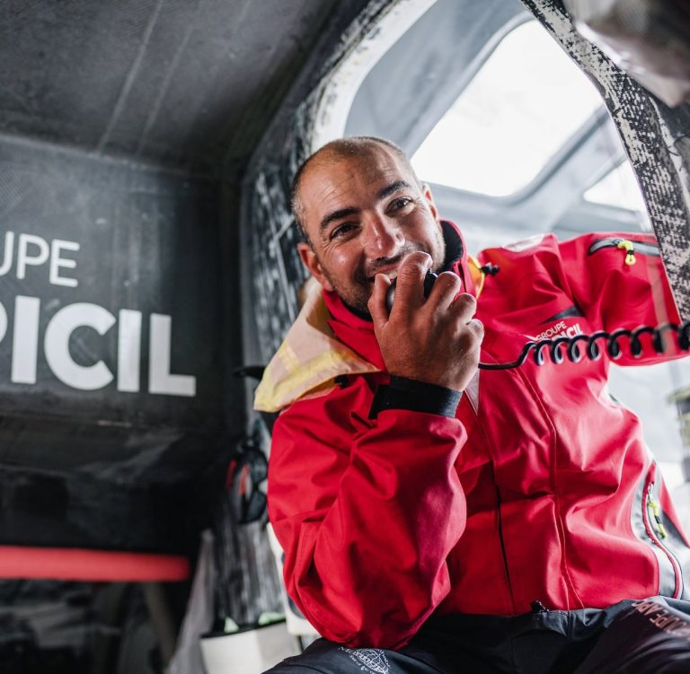 Damien Seguin dans son bateau parlant avec sa radio avec d'autres personnes