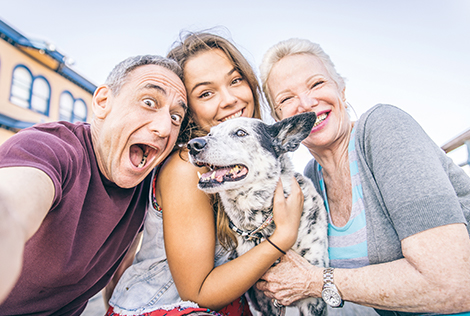 2 Couverture du MBTP Mag 1 avec 3 personnes souriantes tenant un chien dans leurs bras