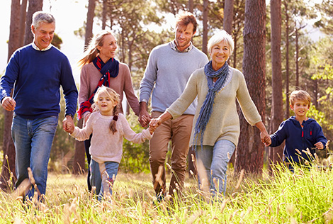 2 Couverture du Magazine MBTP Mag 2 avec une famille et les grands-parents se promènent tous ensemble dans les bois en se tenant la main.