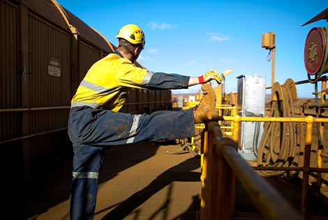 2 Un ouvrier s'étire sur un chantier pour évoquer les services d'éveil de sport dans le travail par Romain Lépinay, préventeur des risques de santé liés au BTPé