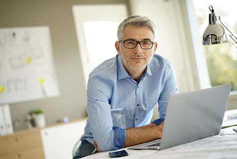 1 Un homme sur son poste de travail dans le cadre de la matinale des entreprises - La parole aux entreprises