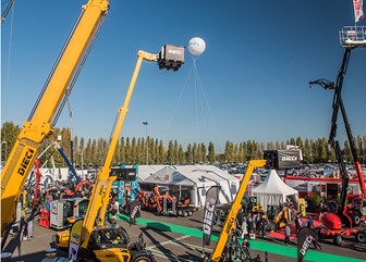 Photographie des engins en extérieur lors du salon Artibat 2021