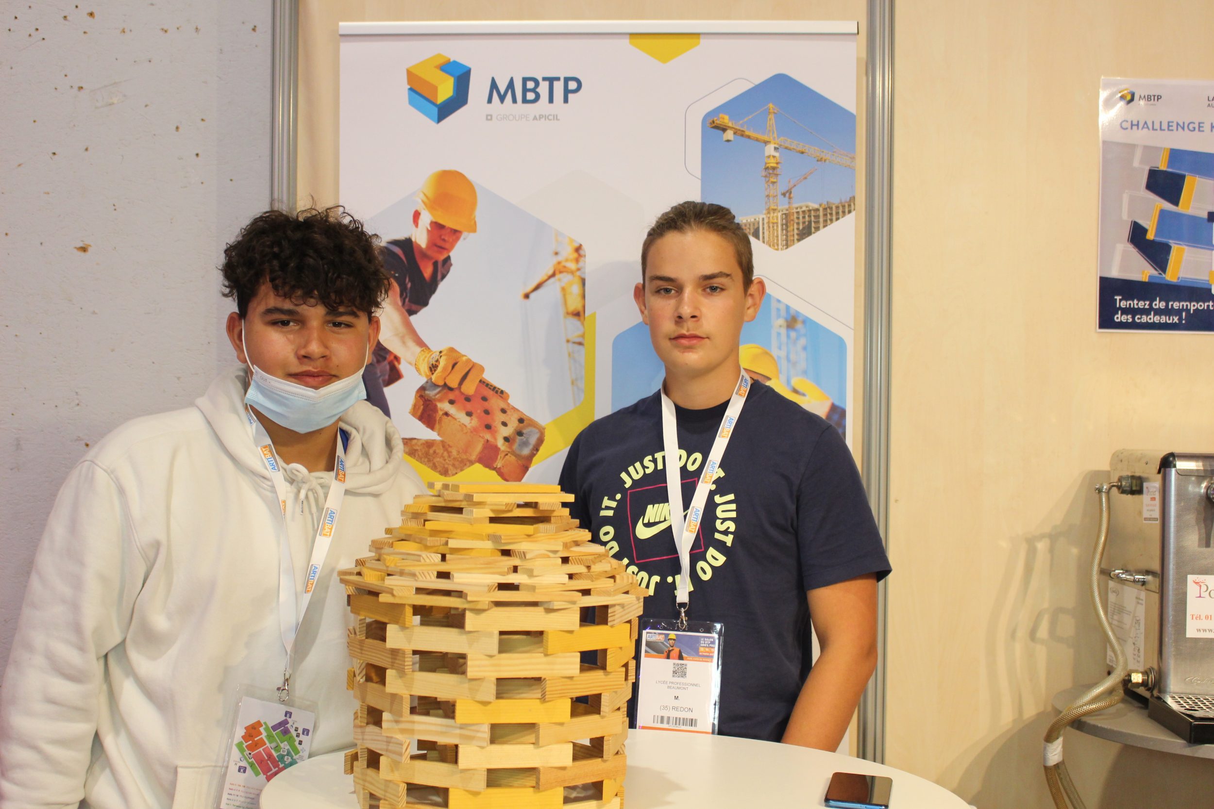 Photographie du Salon Artibat 2021 avec le gagnants du challenge kapla