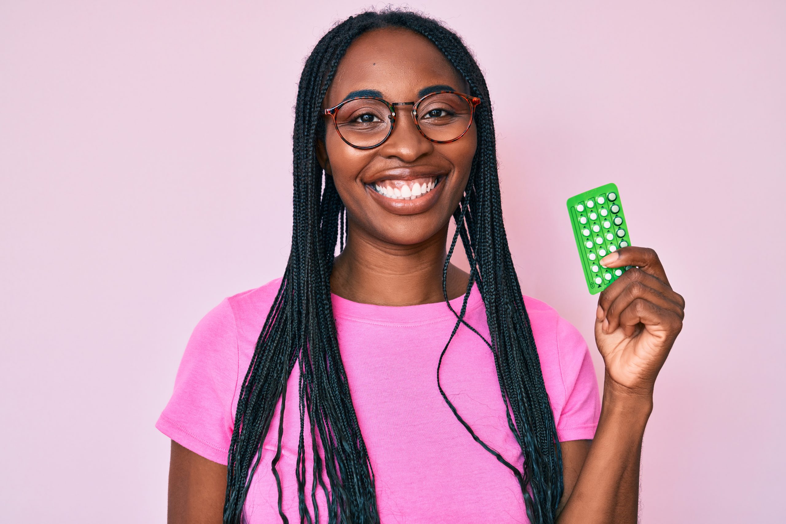 Femme avec une plaquette de pilules contraceptive