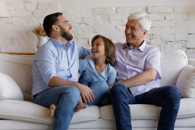 Famille réunie qui rigole ensemble