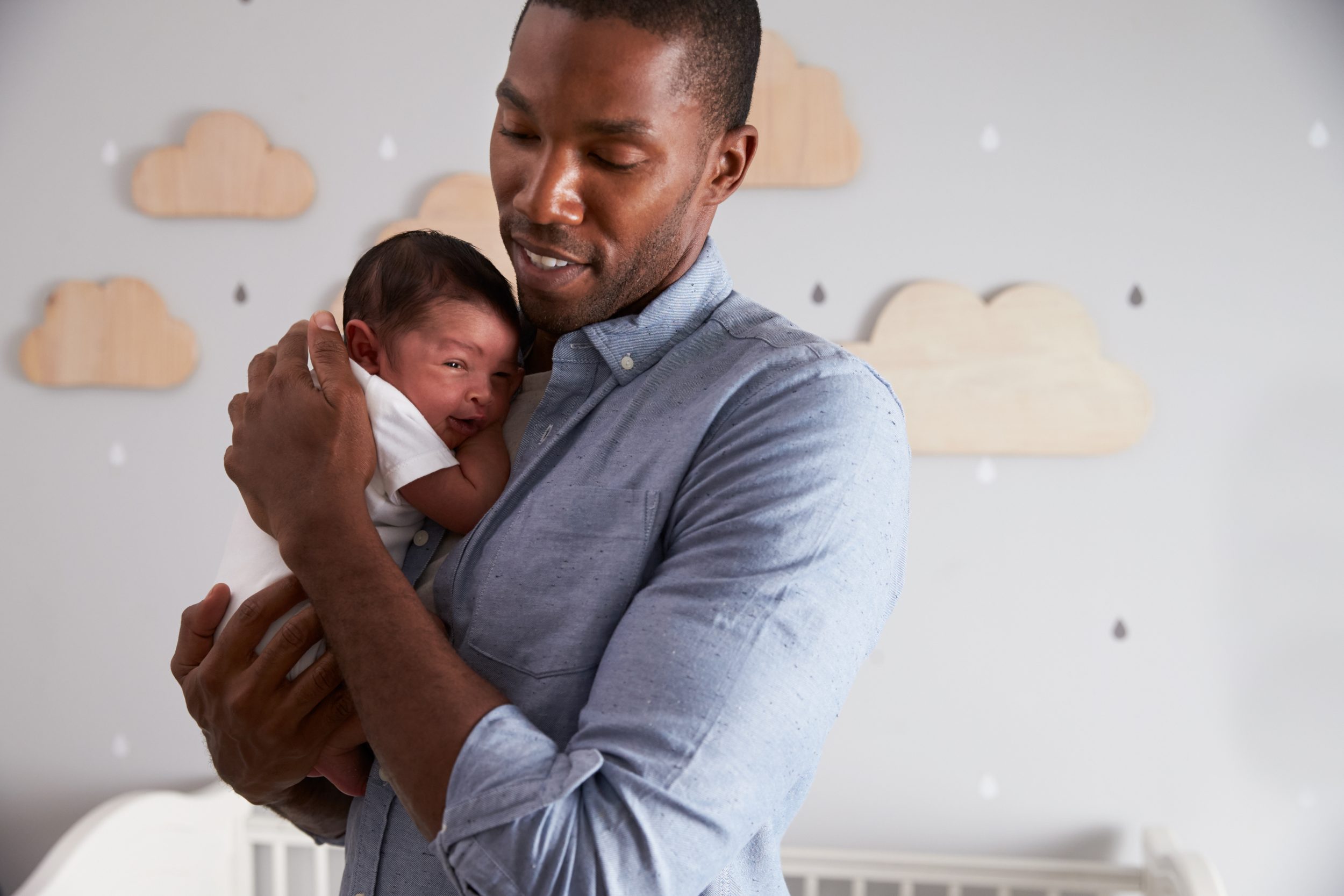 Père avec un nouveau né dans ses bras