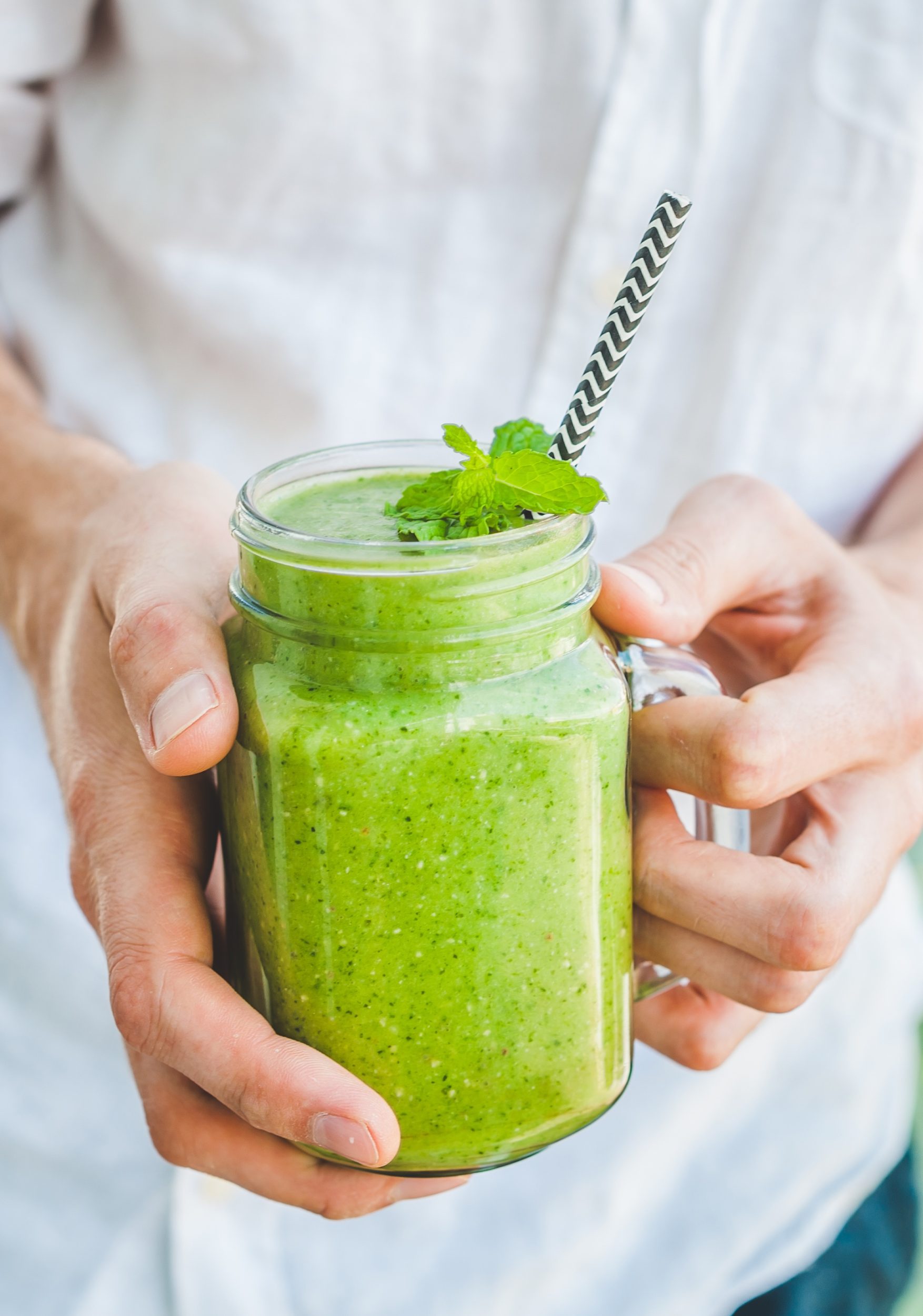 Image du smoothie inti-inflammatoire aux baies et aux épinards : alimentation pour la digestion
